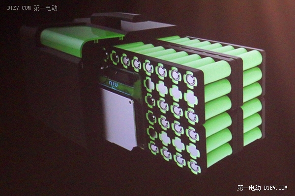 新能源車彎道超車的口號喊出了很久，前方仍然看得到特斯拉、寶馬、豐田等一眾國外友商，雖然不能說我們在苦苦追趕，但是在競賽的一開始我們就沒有什么看家法寶來打造企業的護城河，不像特斯拉有自己獨特的電池裝配工藝和電池管理技術，寶馬有多年的汽車設計和制造經驗，豐田除了電動車還有氫燃料車，那么在以后的競賽過程中，如果還沒能建立起獨特的優勢，超車的可能性是越來越渺茫。 產品的優勢建立有兩個基本方向，技術(性能)和價格。隨著制造的全球化，非資源類產品的價格即成本優勢很容易被瓦解，更容易(相對來說)也更應該努力的方向是發展技術優勢，建立產品的獨特性。號召從“中國制造”升級為“中國智造”也就是這個道理。回顧內燃機車的發展歷史，各個品牌的小汽車都有著令我們印象深刻的特點表訴。沃爾沃----安全、奔馳----高貴大氣、寶馬----年輕驕傲、豐田----省油耐用、大眾----低調可靠。毫無疑問，上述品牌在電動車領域仍然會試圖延續他們的品牌特色，繼續借助已經建立的優勢。 幸運的是，電動汽車雖然也是汽車，但是畢竟和內燃機車有很大不同。電動汽車比內燃機車出現要早，卻要到100多年后的今天才開始漸熱就是因為這個很大的不同，那就是電動汽車直到今天，才開始進入實用階段(相比內燃機車)。在這個實用階段完全成熟之前，過去內燃機時代品牌的影響力不能說完全沒有，但是已經被大大削弱了。想買電動汽車的人，首先關心的是可靠性怎樣，續航里程多少，而不是象買內燃機車，客戶是先有明確的品牌指向的。特斯拉，一個成立僅幾年的企業，能在電動汽車領域異軍突起也說明了這一點。電動汽車的品牌，基本上要從零開始建立。 那么，在電動汽車這個產業里，哪些技術是適合我們重點發展呢？電動汽車基本的是能量系統和運動系統，也就是電池、電機和電控。所謂實用和可靠，就是這幾方面組合的性能，配合基礎設施，能夠達到或基本達到內燃機車的低性能。電機和電控因為自發明出來就一直在使用一直在改進，經過這么多年已經很成熟了，性能再提高1%、2%需要付出很大的成本；電池基本上是材料科學，屬于基礎研究領域，中國企業在這方面優勢不大，而且從實驗室到商業化路途漫長，顛覆式的創新無法期待。剩下的就只有應用技術了，電動汽車目前大的問題是安全和續航里程問題，都集中在電池這塊，不管是何種類型的鋰電池，成組串聯使用都會帶來巨大問題，2015年以來各地的電動公交大巴起火爆炸就是一個例證，以后的幾年這類事故將是高發期，因為電池使用了幾年而沒有得到很好的維護，危險概率逐日升高。這個問題目前解決的關鍵就是BMS(電池管理系統)，特斯拉也是因為獨特的BMS而越過了實用這個門檻。 中國電動汽車要彎道超車 BMS必須攻克 BMS，電池管理系統，是一個本世紀才誕生的新產品。因為電化學反應的難以控制和材料在這個過程中性能變化的難以捉摸，所以才需要這么一個管家來時刻監督調整限制電池組的行為，以保障使用安全。觀察現在的BMS，難說哪家的產品已經馴服了鋰電池組，包括特斯拉(表現稍好，但是繁復的接線和高成本的工藝都應該還有優化的空間)。可以說，在BMS面前，中國企業和國外企業是站在同一起跑線上。尤其是中國，有著電動汽車的大市場，這是一個天然的優勢。得BMS者得先機，BMS成熟之日，就是電動汽車市場疾馳之時。 中國電動汽車想要彎道超車，BMS必須攻克。